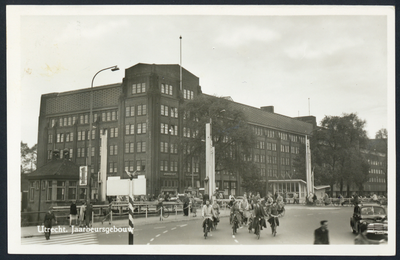 606222 Gezicht op de Catharijnebrug te Utrecht, vanaf de Smakkelaarsbrug, met op de achtergrond het Jaarbeursgebouw aan ...
